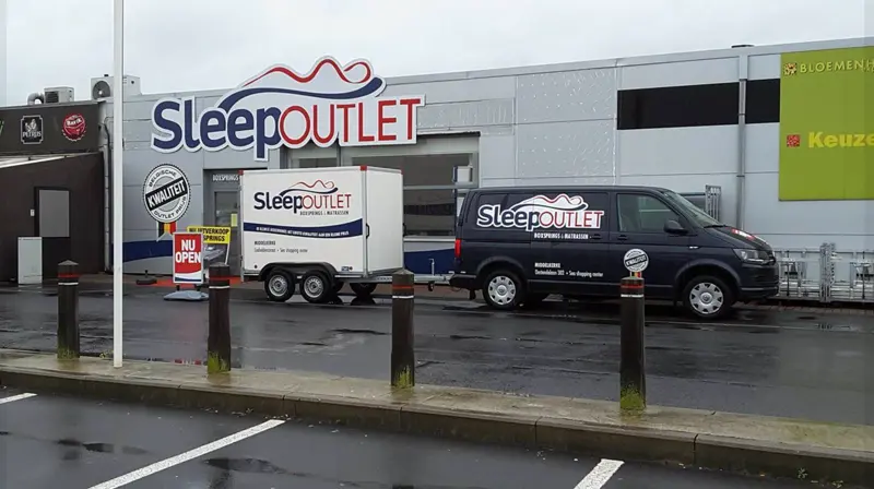 Lieferwagen von SleepOutlet vor dem Geschäft in Middelkerke