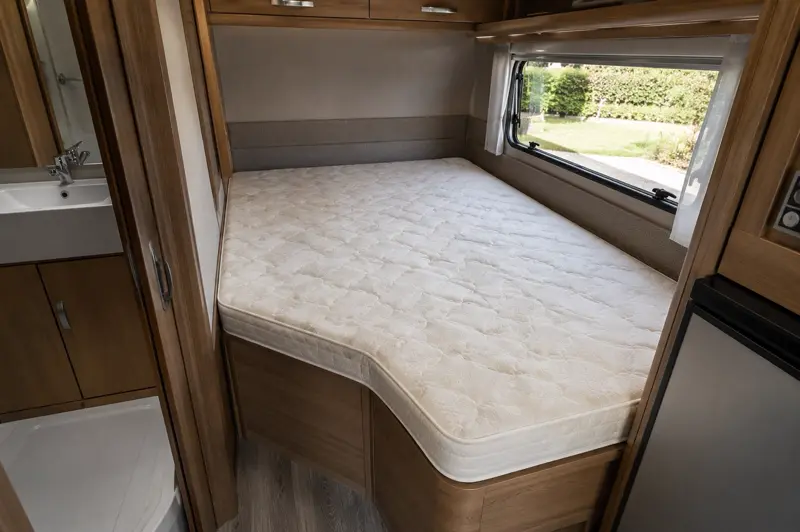 Wohnwagenbett mit Matratze nach Maß und abgeschrägter Ecke