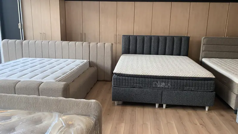 Showroom van SleepOutlet in Middelkerke met boxsprings en matrassen